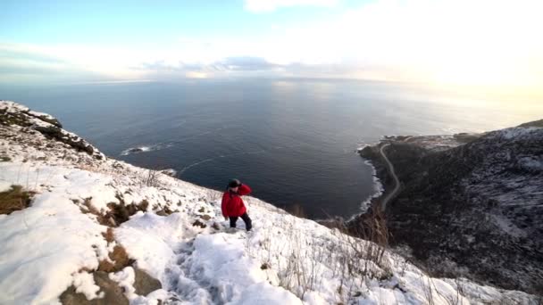 Pěší turistika na zasněžené hoře — Stock video