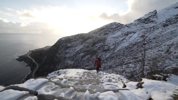 Caminante en escalinatas de piedra de montaña — Vídeos de Stock