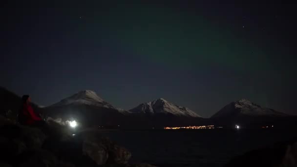 Wanderer beobachten Polarlichter über den Bergen — Stockvideo