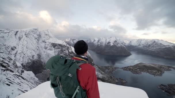 Randonneur regardant la vue depuis le sommet de la montagne — Video