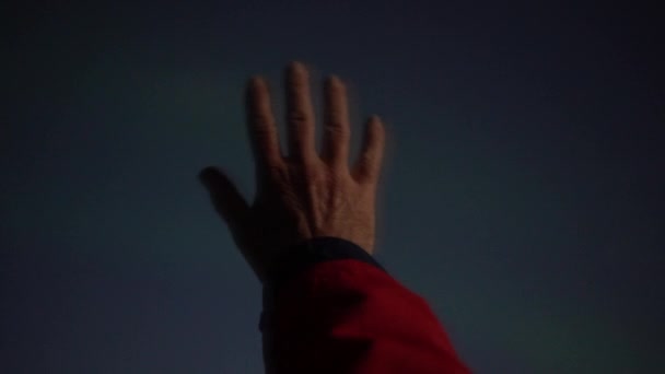 Mão do homem chegando a Aurora Borealis — Vídeo de Stock