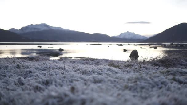 Frost By River En invierno al atardecer — Vídeo de stock