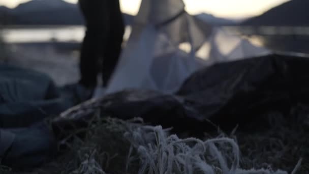 Man packa upp tältet till lägret på Frosty Ground — Stockvideo