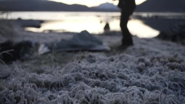 Hombre instalando campamento en condiciones heladas — Vídeos de Stock