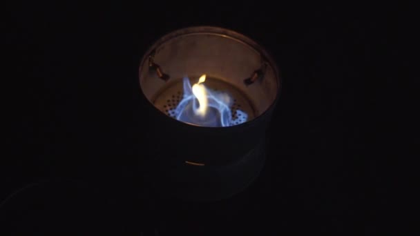 Fiamma che brucia nella stufa da campeggio di notte — Video Stock
