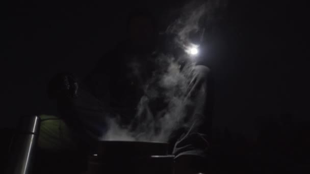 Muž Kempování v noci s kamny — Stock video