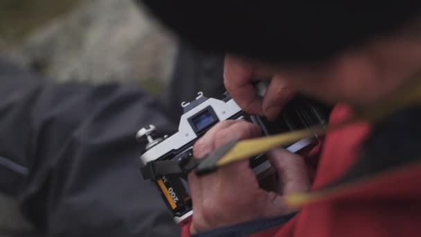 Yürüyüşçü Filmi Eski Kameraya Koyuyor — Stok video