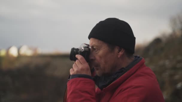 Volwassen wandelaar met behulp van oude camera om te fotograferen — Stockvideo