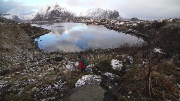 Caminante Clambering Down Hill Hacia Reine — Vídeo de stock