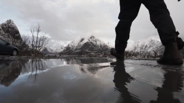 Caminante caminando a través de aguas poco profundas — Vídeo de stock