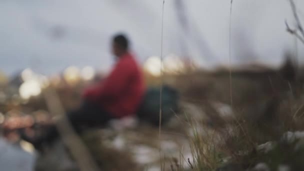 Caminante descansando sentado en la roca por Reine — Vídeo de stock