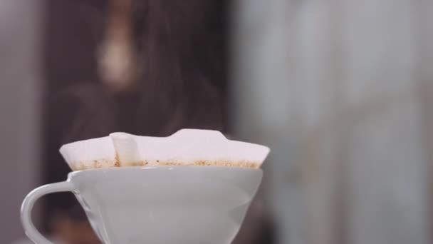 Agua vertida en papel de filtro de café — Vídeos de Stock