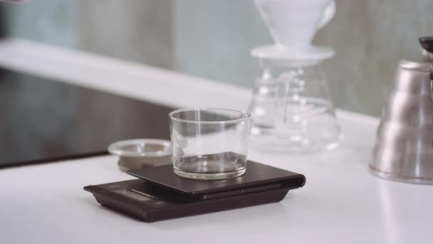 Femme cuillère café dans le verre sur les échelles — Video