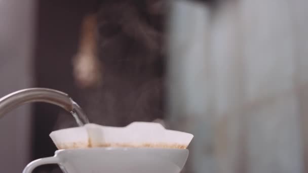 Spout verter agua a través de filtro de café — Vídeos de Stock