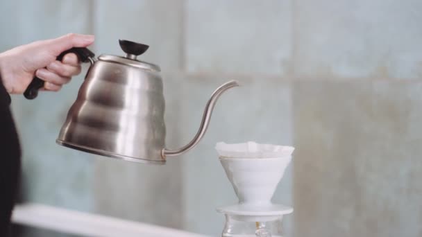 Versare acqua calda attraverso il filtro del caffè — Video Stock