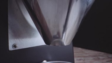 Portafilter Taze öğütülmüş kahveyle dolduruluyor