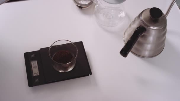 Pesatura del caffè fresco in ciotola — Video Stock