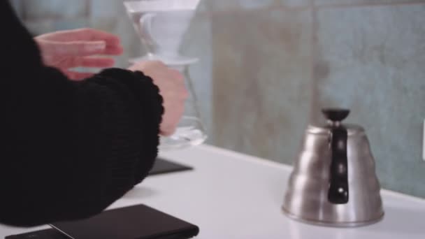 コーヒーフィルターを通して水を注ぐ女 — ストック動画