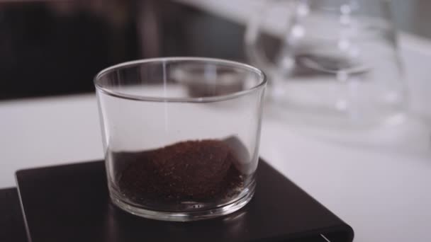 Καφές εδάφους που προστίθεται στο γυάλινο μπολ — Αρχείο Βίντεο