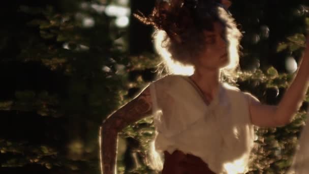 女扮男装在阳光明媚的森林里跳舞 — 图库视频影像
