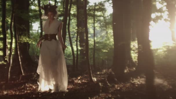 Kvinde klædt i hvid kjole og gedehorn hovedbeklædning – Stock-video