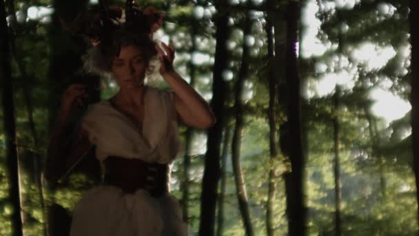 Als Azazel verkleidete Frau tanzt im Wald — Stockvideo