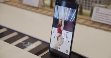 Ön-Yüzlü Kamera Modern Dans Yapan Kızıl Saçlı Modeli Kaydediyor