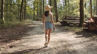 Orman Yolunda Yürüyen Gençler