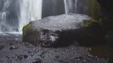 Şelalenin Dibini Keşfeden Kadın