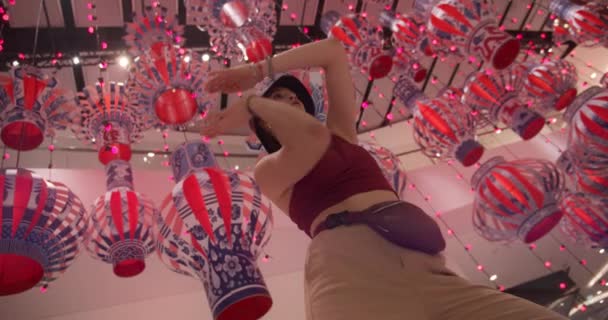 Танцівниця з червоним волоссям тримає дзеркало і танці з ліхтарями на задньому плані — стокове відео