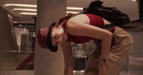 Fit ve Pretty Woman, Kızıl Saçlı, Kapalı Salonda Dans Ediyor — Stok video