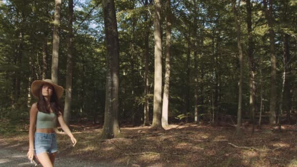 Tonårstjej i skogen med hjälp av gammal kamera — Stockvideo