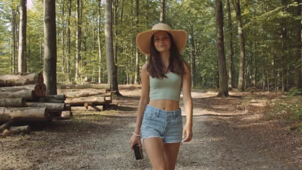 Девушка-подросток с камерой в лесу — стоковое видео