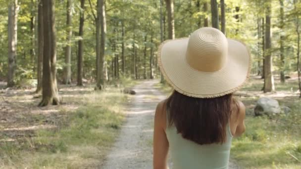 Ragazza adolescente in cappello da sole nella foresta — Video Stock