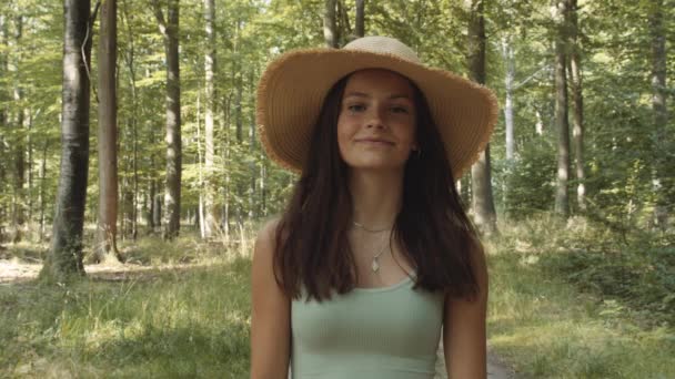 Teenage κορίτσι στον ήλιο καπέλο στο δάσος με τα πόδια — Αρχείο Βίντεο