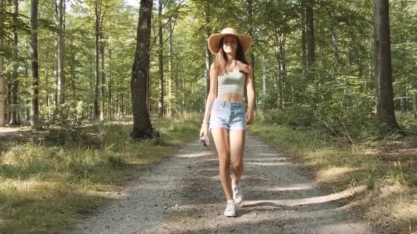 Tiener meisje wandelen langs bos pad — Stockvideo