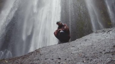 Şelalenin Altında Çömelen Kadın