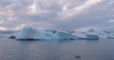 Soğuk Kış Denizi 'nde Yüzen Buzdağı