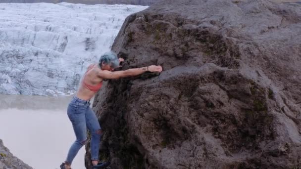 Blue Haired Girl escalada Rock para ver a geleira — Vídeo de Stock