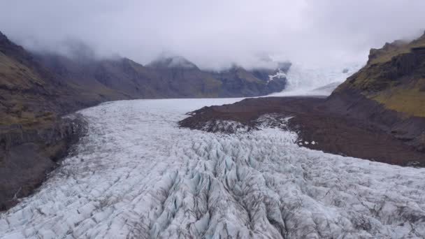 Drone sobre glaciares y montañas en Islandia — Vídeos de Stock