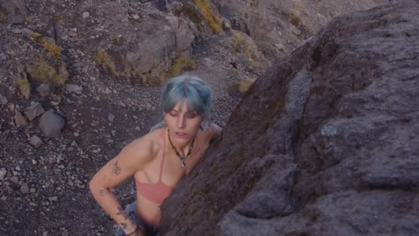 Fajna dziewczyna Rock wspinaczka przez lodowiec w Islandii — Wideo stockowe
