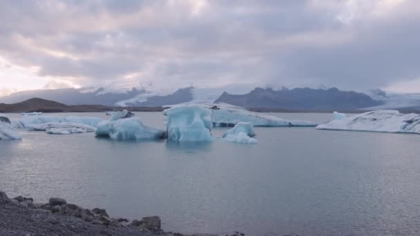 Les icebergs bleus flottant en mer froide sous les nuages — Video