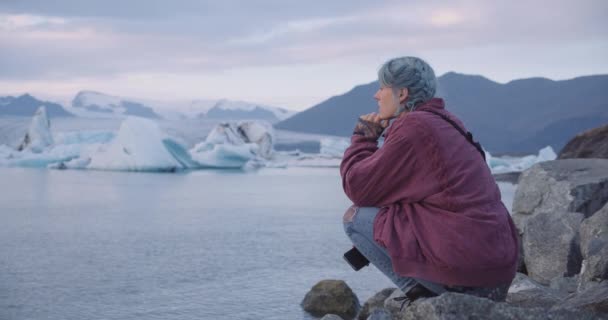바다에서 빙산을 구경하기 위해 웅크리고 있는 쿨 한 소녀 — 비디오
