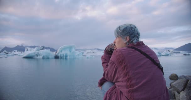 빙산의 풍경을 탐험 한 쿨 한 소녀 — 비디오