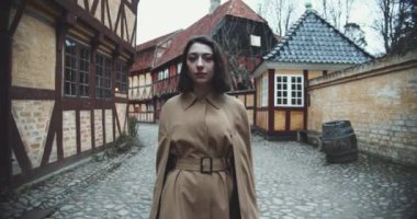 Yaşlı Kasaba Genç Kadın