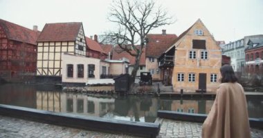 Uzun Paltolu Kadın Eski Şehir Aarhus 'ta Yürüyor