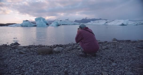 Mavi Saçlı Kız Buzdağlarını Çekmek İçin Akıllı Telefon Kullanıyor — Stok video
