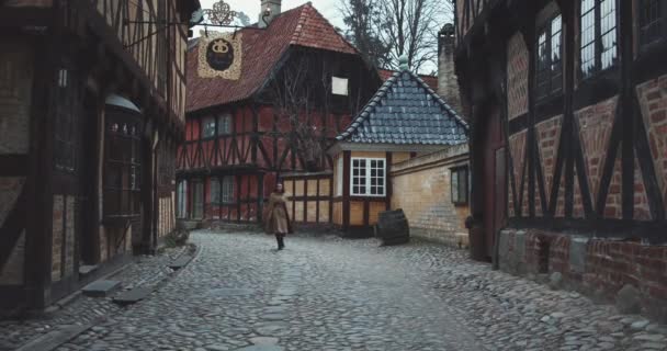 Schöne Frau spaziert durch die alten Straßen von Aarhus — Stockvideo