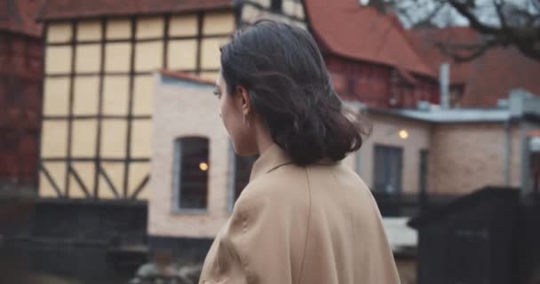 Vacker modell i Gamla stan Århus — Stockvideo