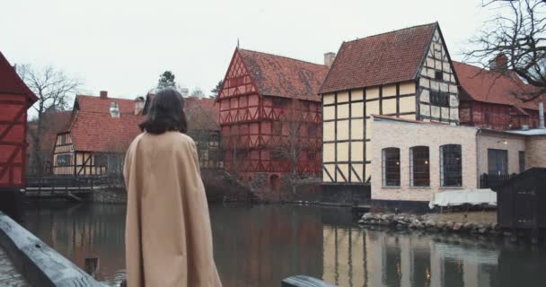 Frau am Kanal in der Altstadt von Aarhus — Stockvideo